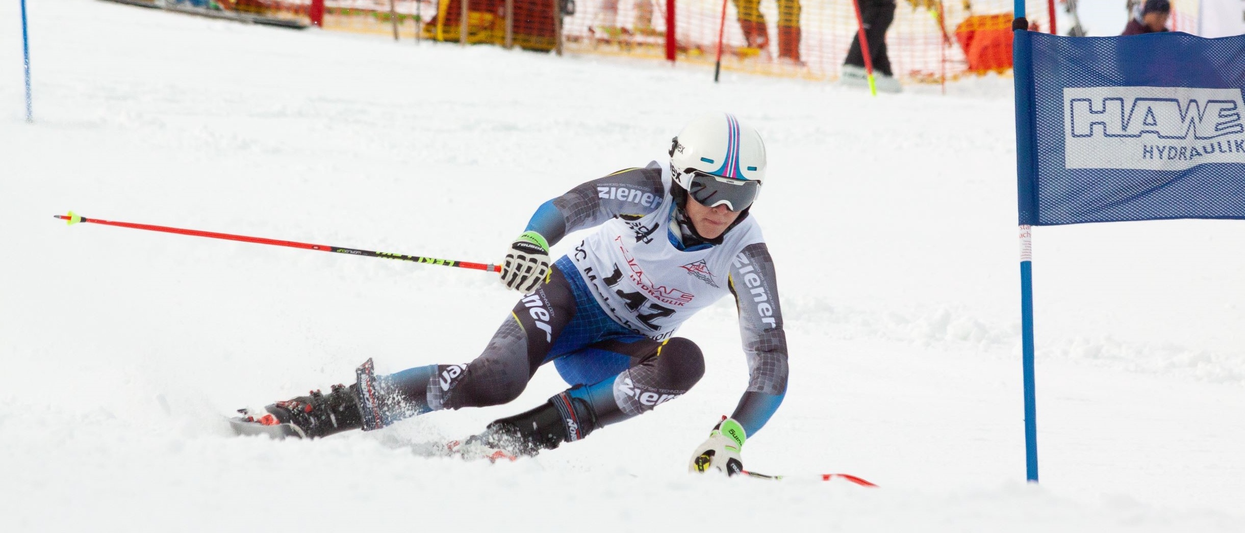 Ein Skirennfahrer des Skiclubs Füssen in der Kurve